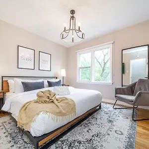  Holiday home 6 Bed Chic Stylish - 5 Mins To U Of A & Whyte Ave - Fast Wi-fi - Free Parking & Netflix