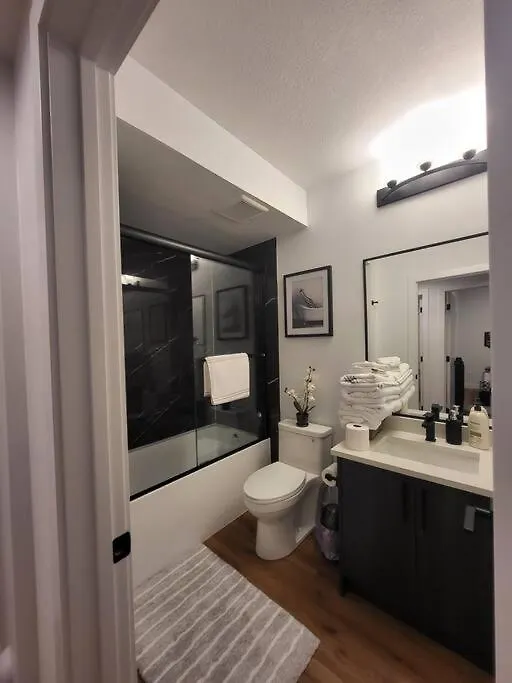Pebbles' Cozy 2Bed Basement Suite - Near Downtown Эдмонтон