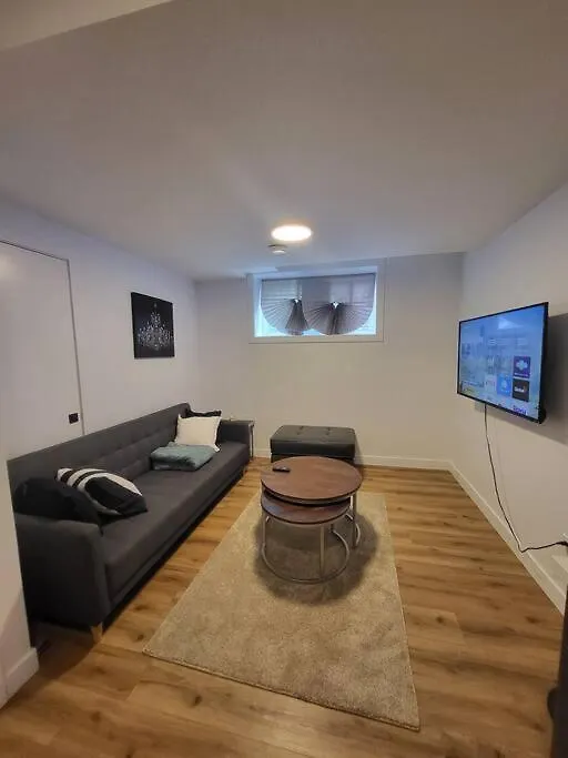 Дом отдыха Pebbles' Cozy 2Bed Basement Suite - Near Downtown Эдмонтон
